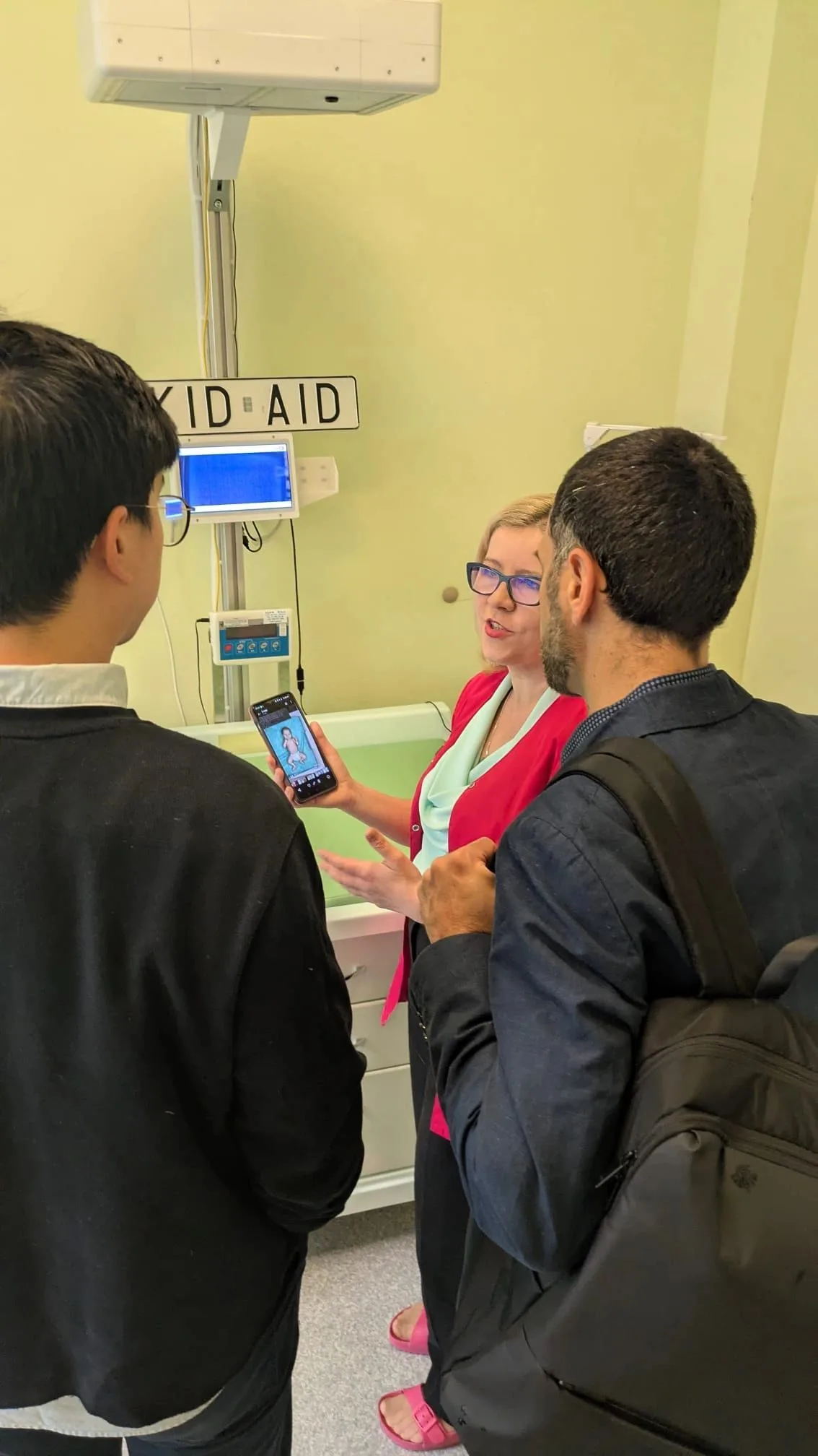 An international delegation visits Kid AID